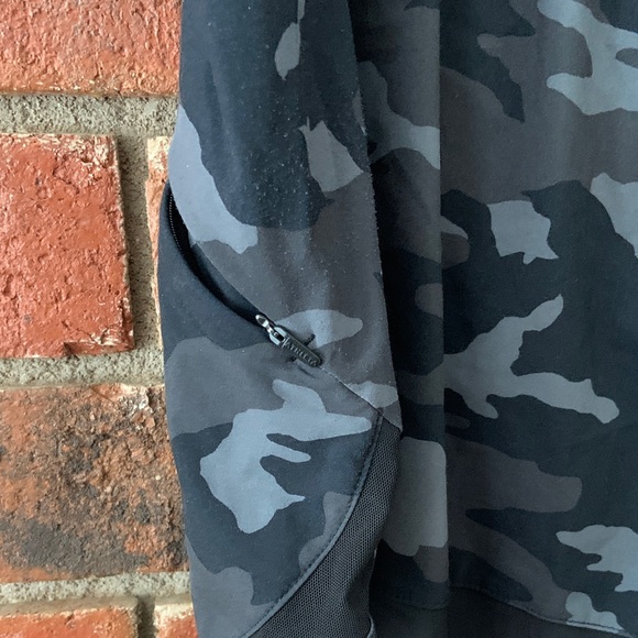 Athleta Black Camo Mesh Racer Run 4” Short - Picture 4 of 10